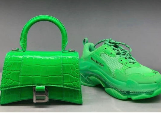 Combinación de zapatilla BB Triple S verde + bolso Hourglass