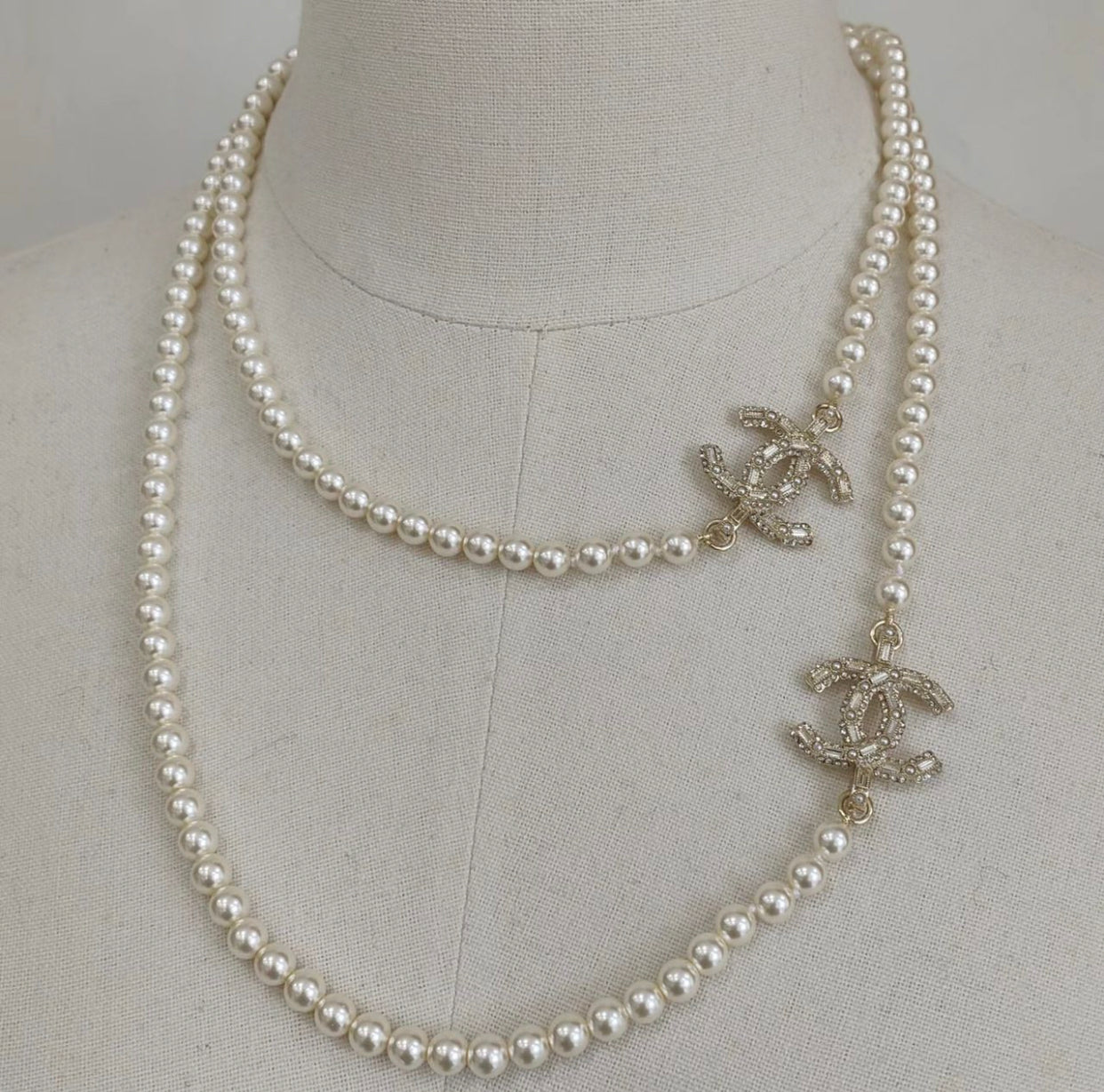 Collar de perlas con logotipo