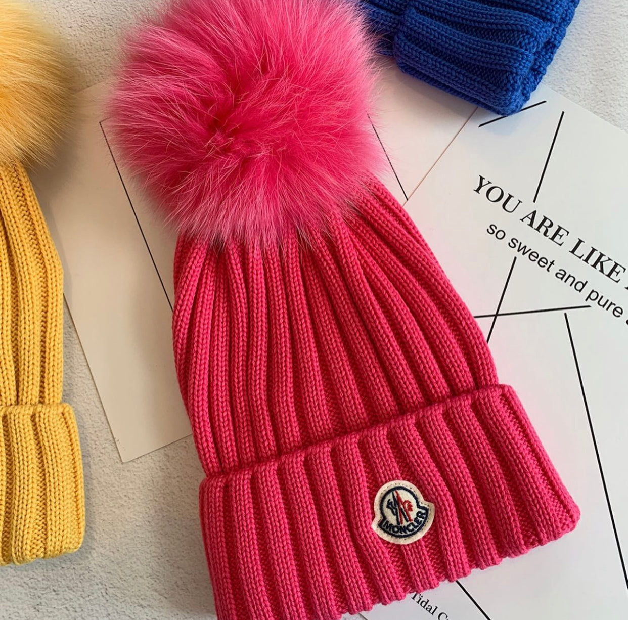 Gorro con logo y pompón de pelo