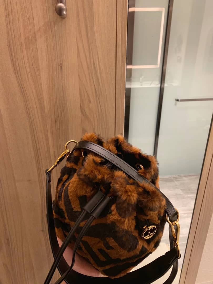 Sac seau en fourrure FF