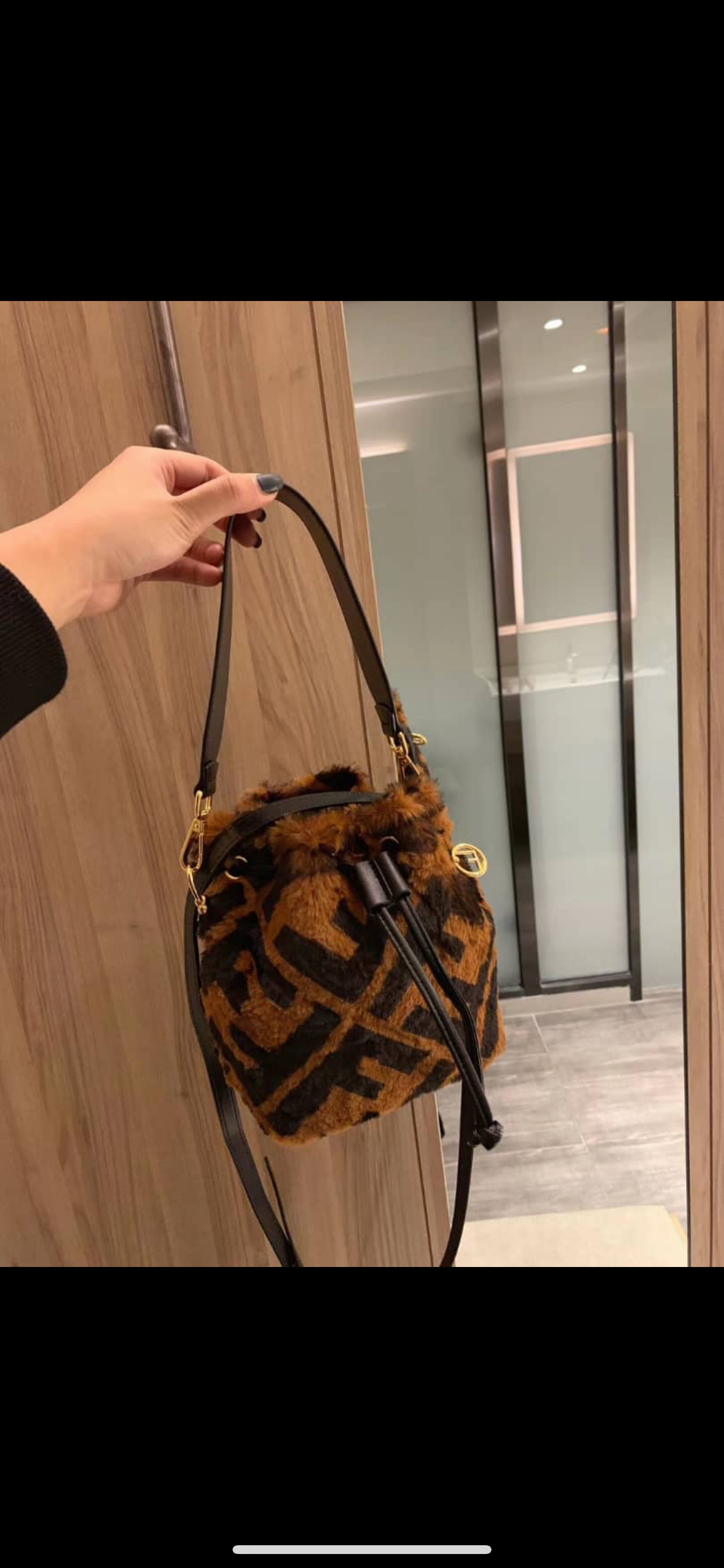 Sac seau en fourrure FF