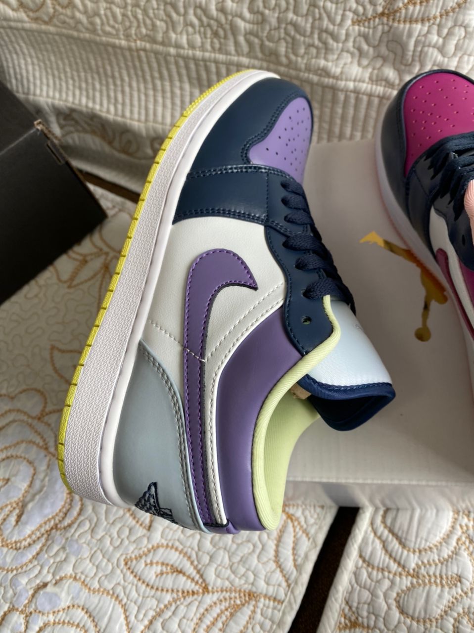 AIR JORDAN 1 "Tonnerre dépareillé-violet magenta"