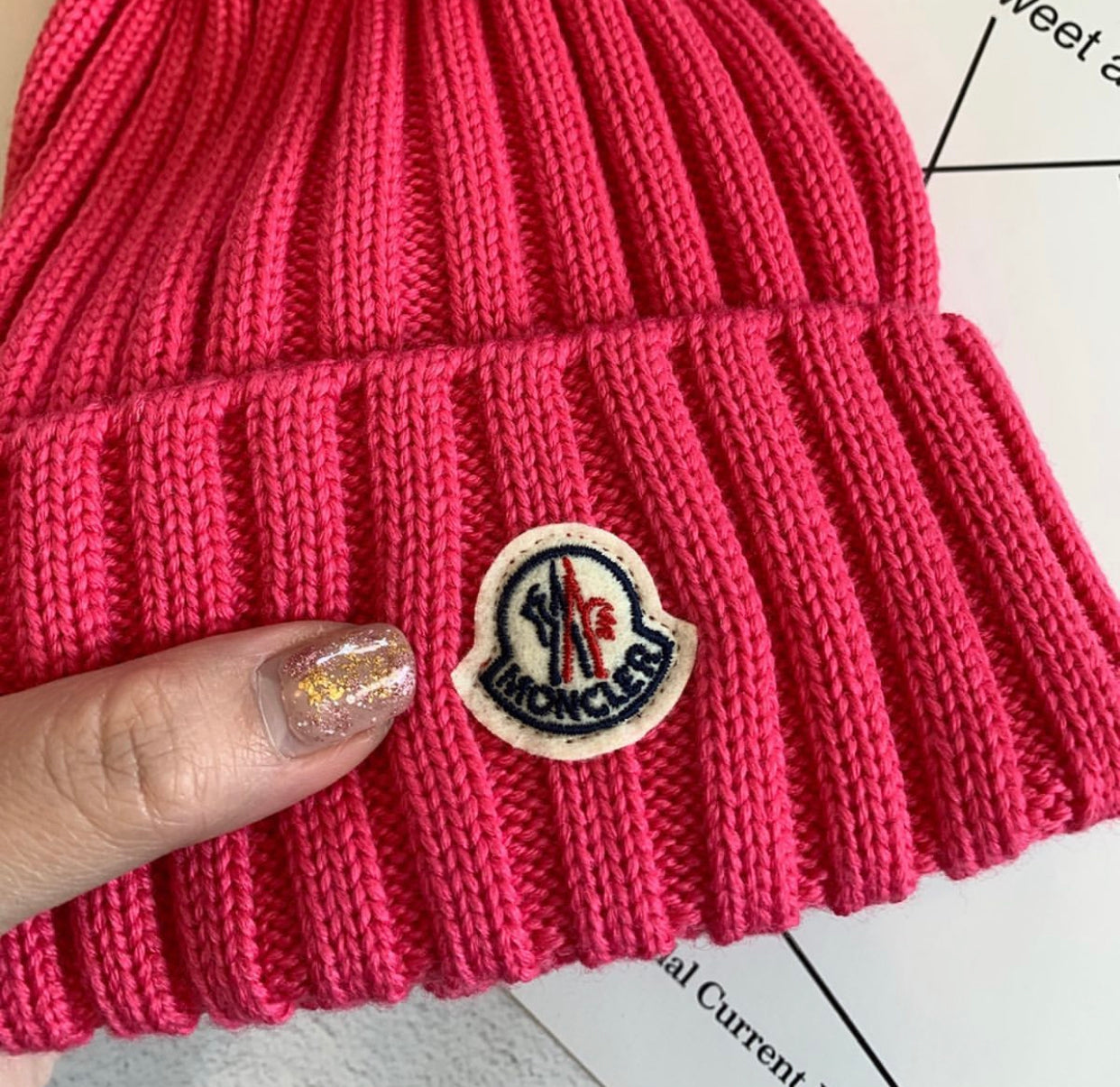 Gorro con logo y pompón de pelo