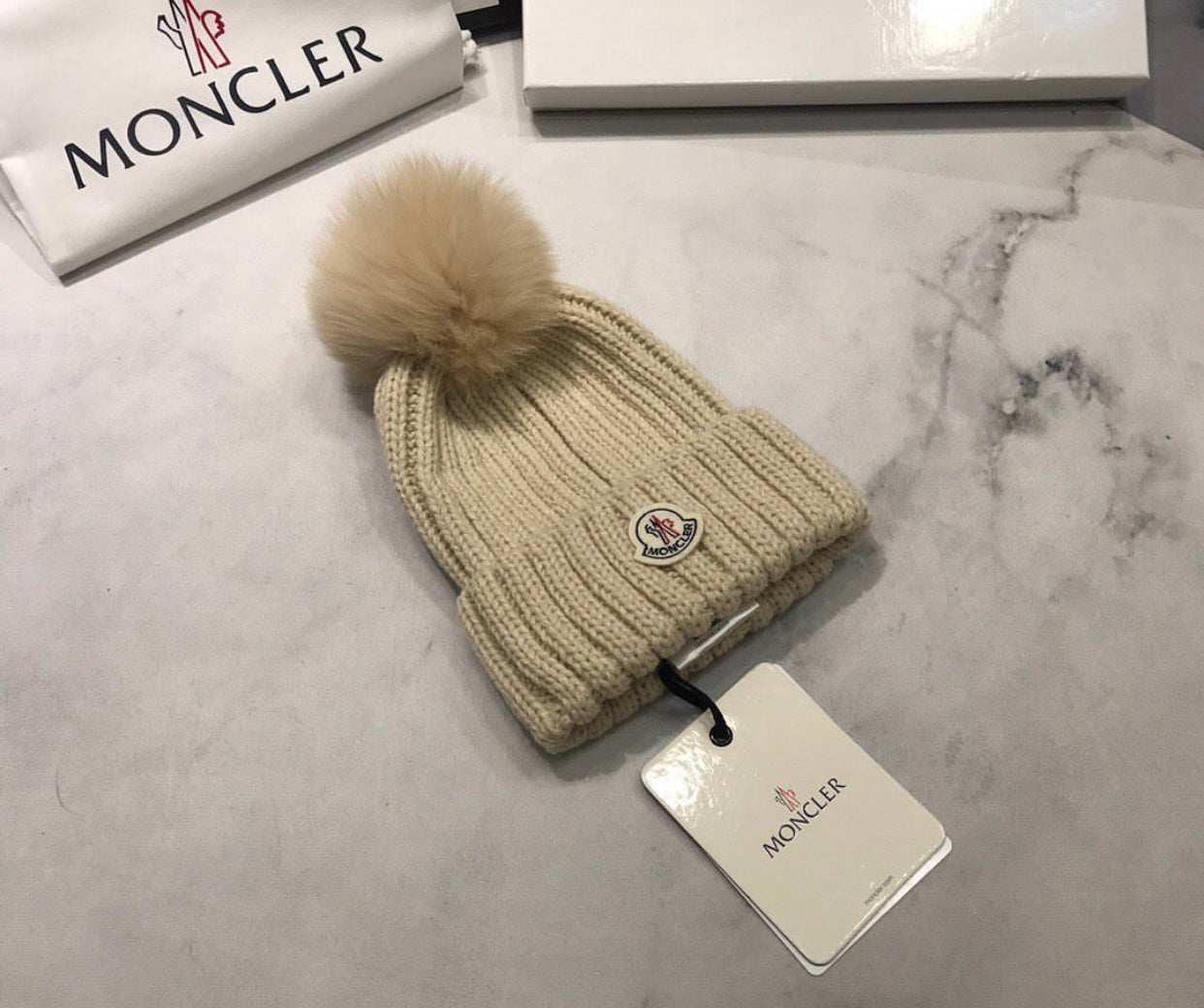 Gorro con logo y pompón de pelo