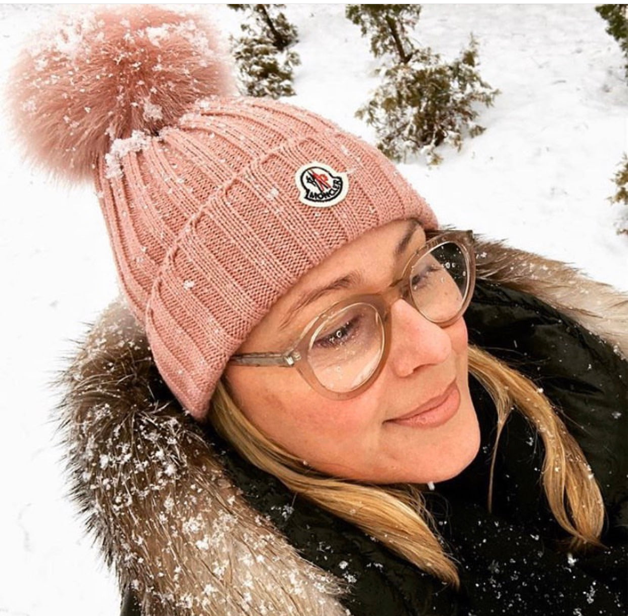 Gorro con logo y pompón de pelo