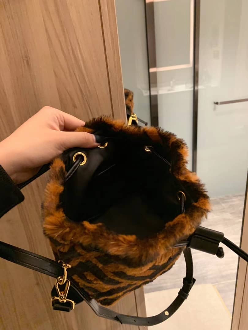 Sac seau en fourrure FF