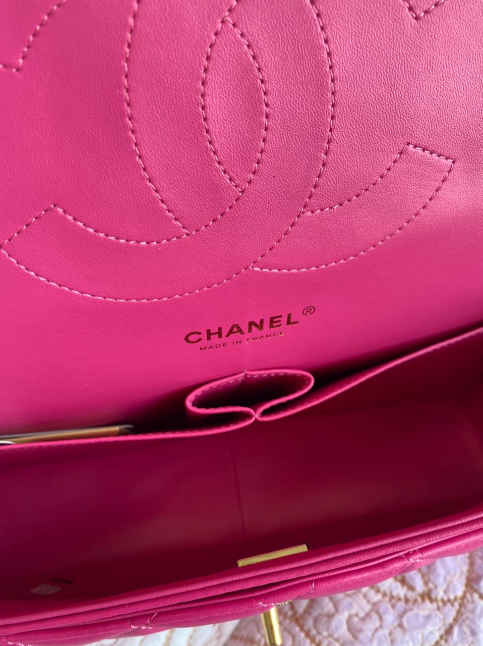 Sac à rabat moyen en cuir d'agneau rose