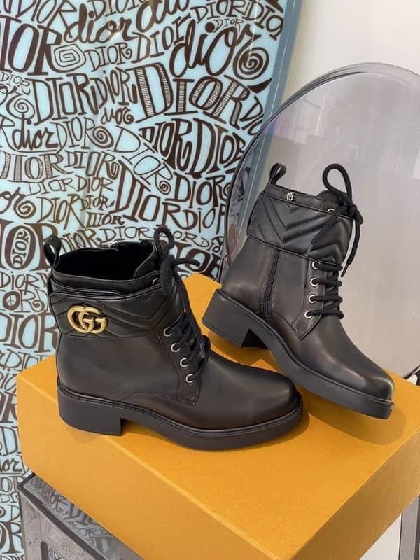 Bota negra con doble G