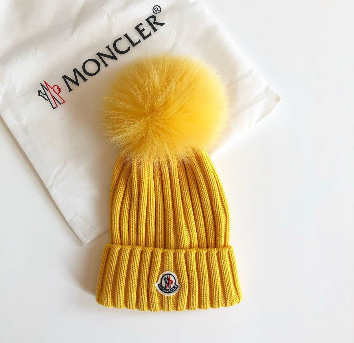 Gorro con logo y pompón de pelo