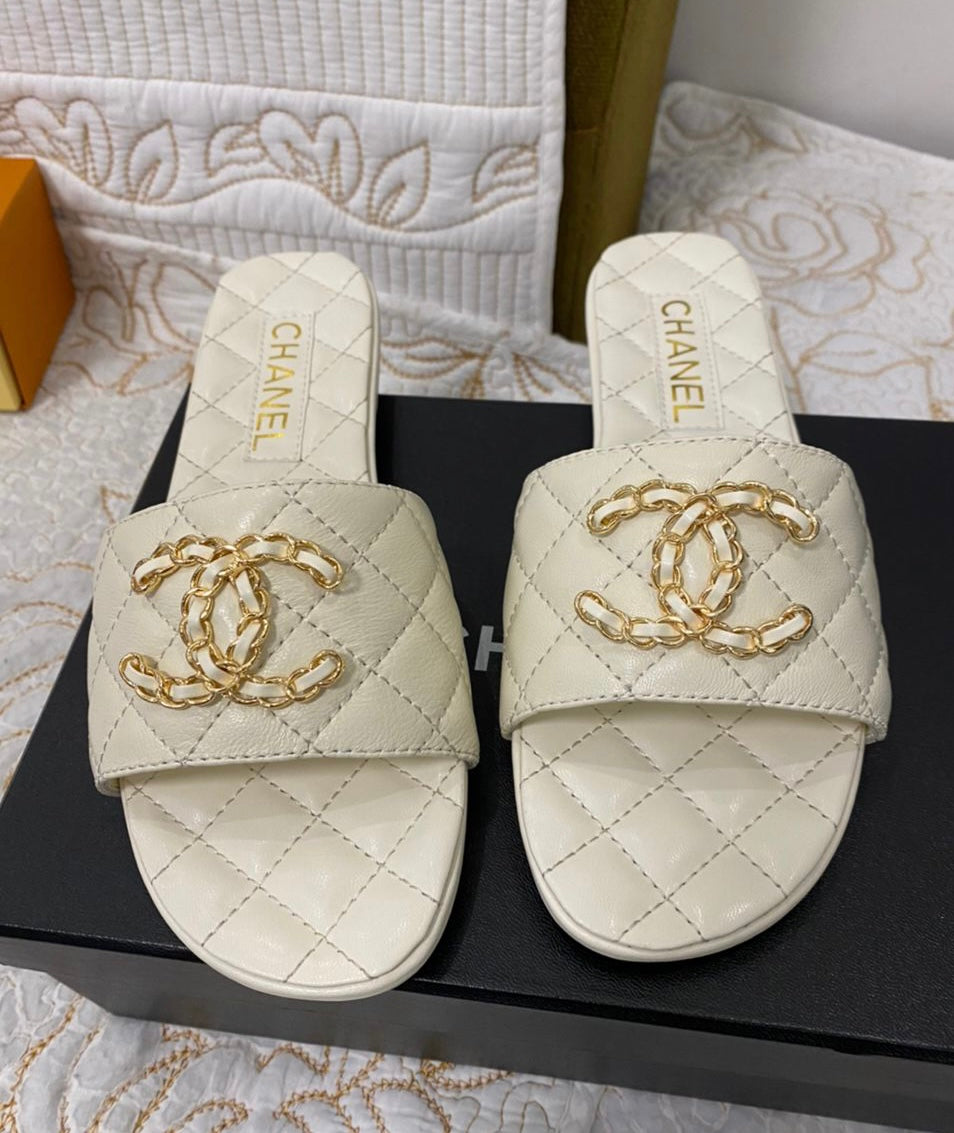 Chanclas con cadena y logo Coco