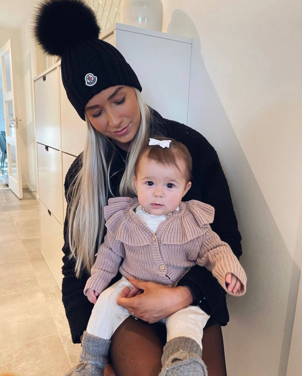 Gorro con logo y pompón de pelo