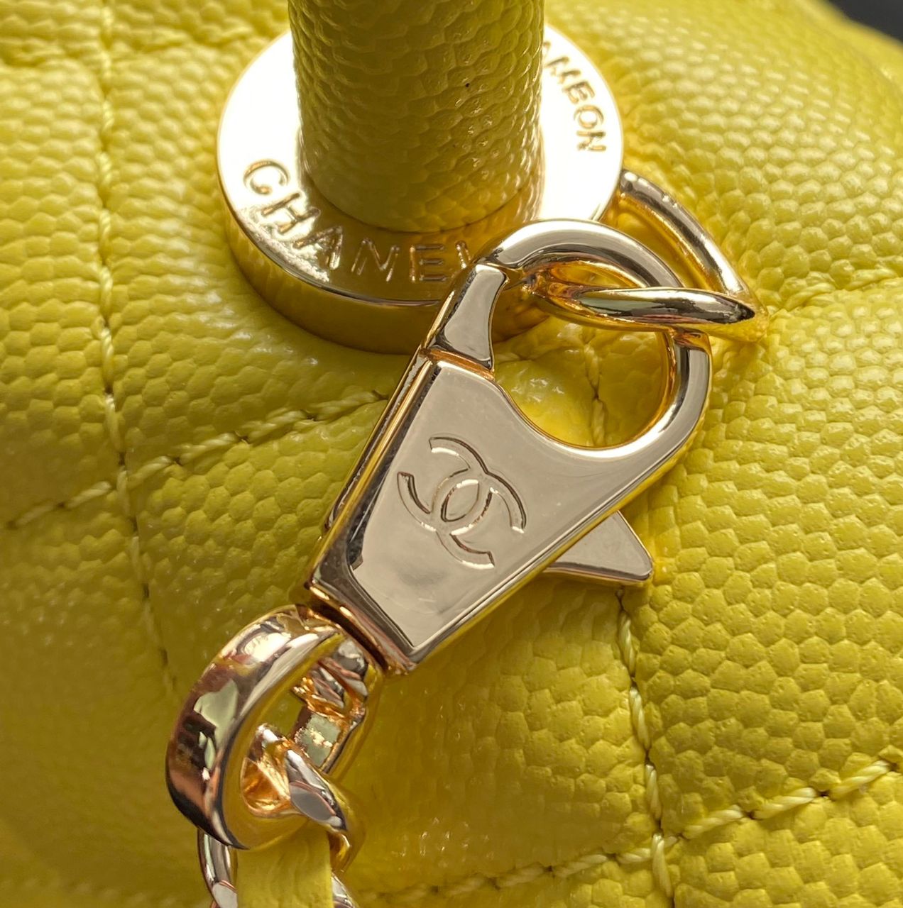 SAC À RABAT COCO MATELASSÉ CAVIAR JAUNE CANARI AVEC QUINCAILLERIE OR