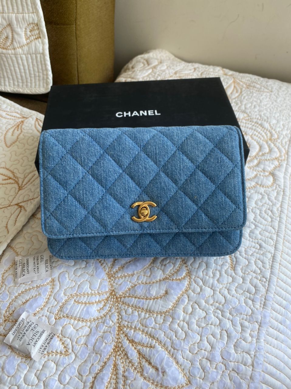 Sac à rabat carré en denim avec mini perles écrasées