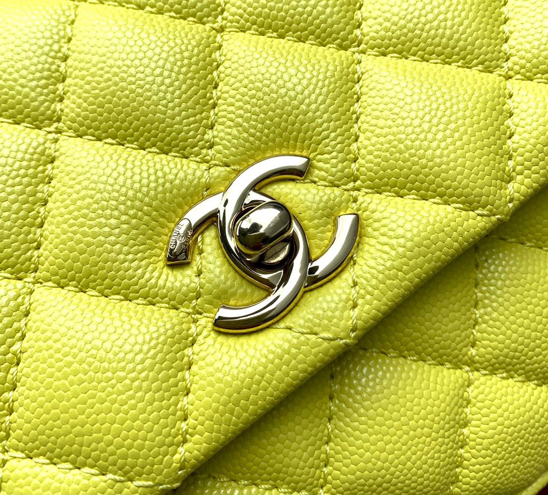 SAC À RABAT COCO MATELASSÉ CAVIAR JAUNE CANARI AVEC QUINCAILLERIE OR