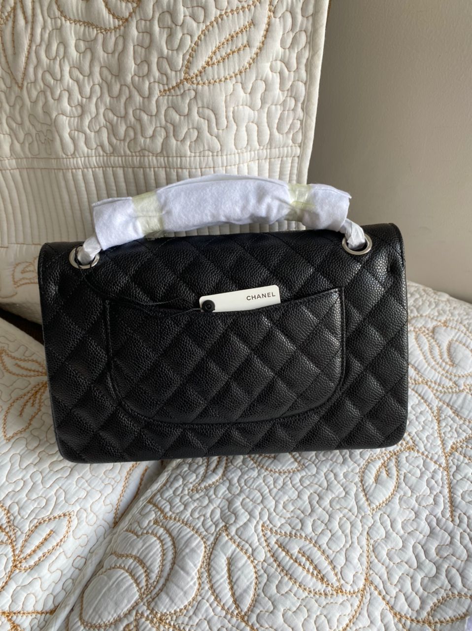 Bolso pequeño con solapa Cavier acolchado negro