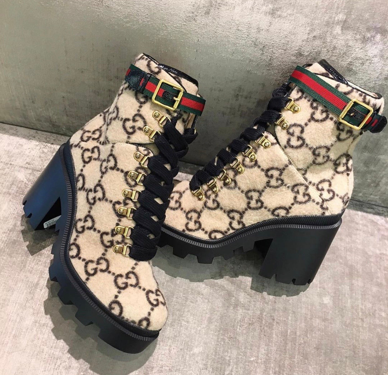 Bota de lana marrón claro