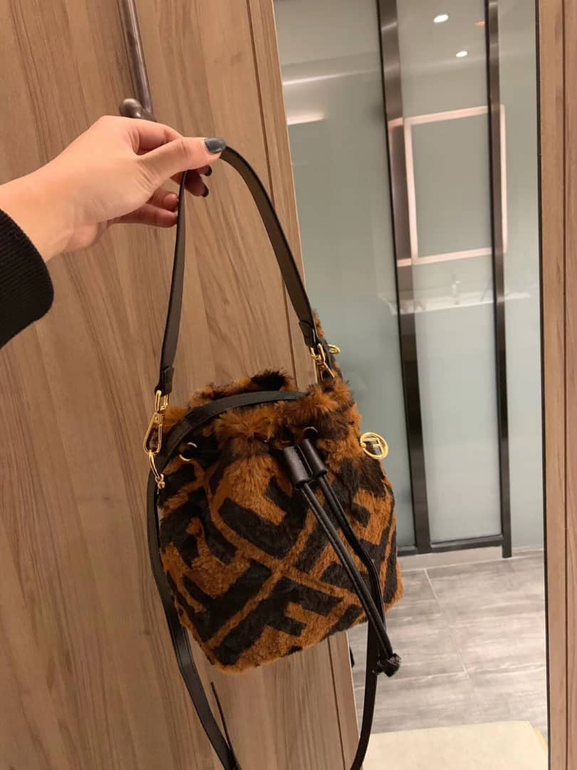 Sac seau en fourrure FF