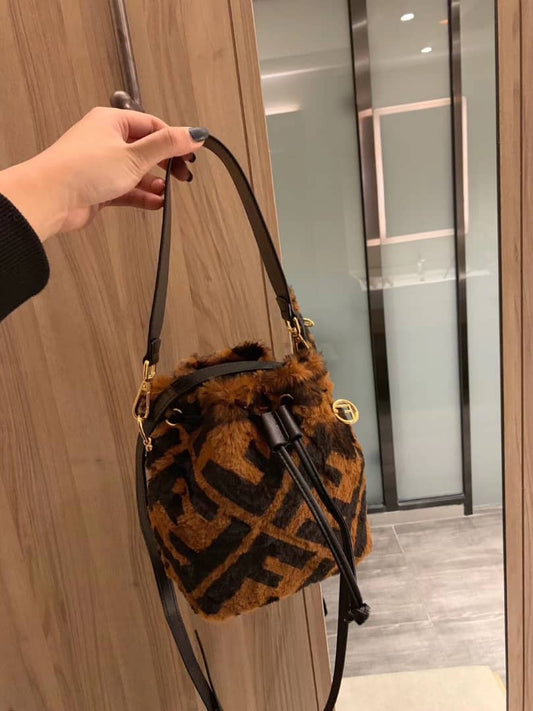 Sac seau en fourrure FF