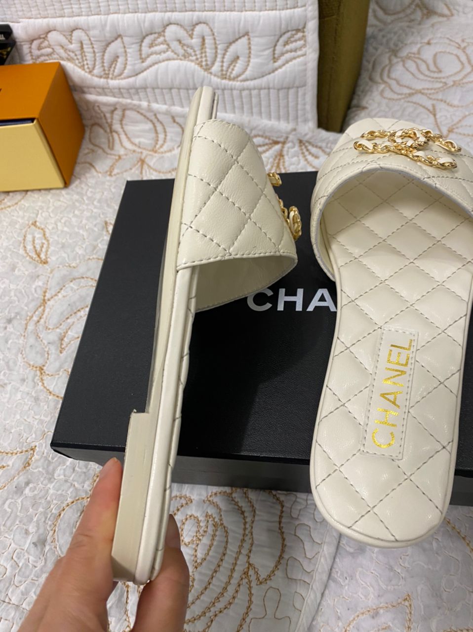 Chanclas con cadena y logo Coco
