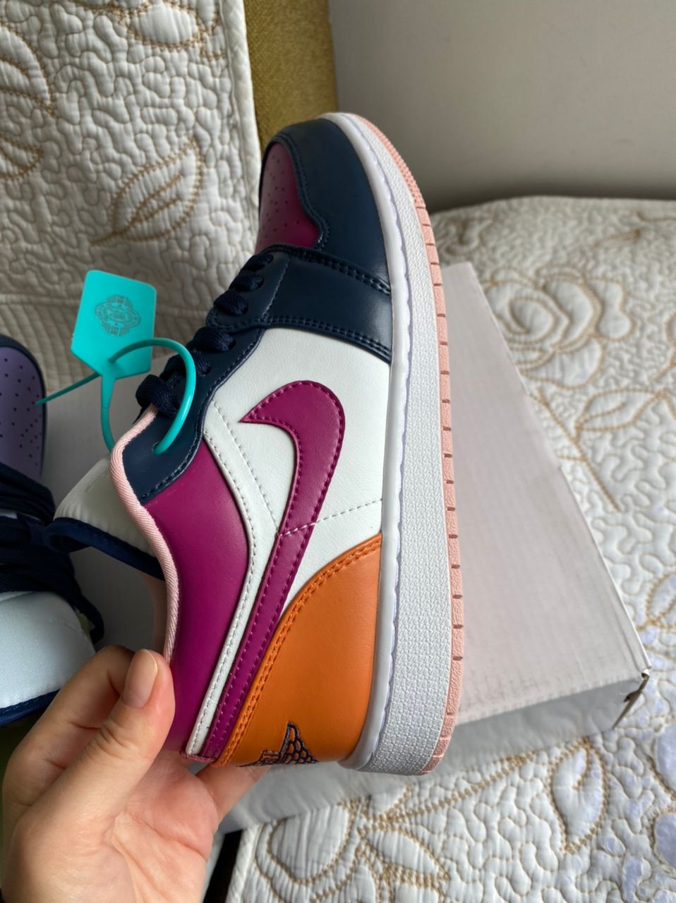 AIR JORDAN 1 "Tonnerre dépareillé-violet magenta"