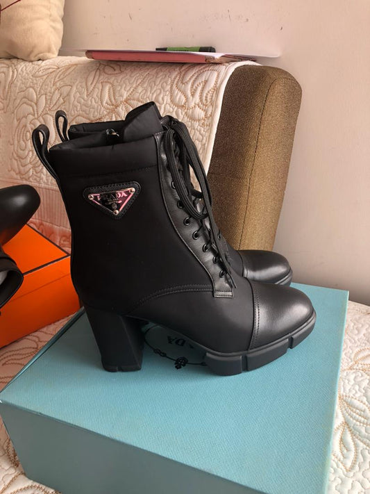 Botines de piel cepillada y nailon.