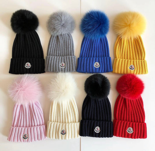 Gorro con logo y pompón de pelo