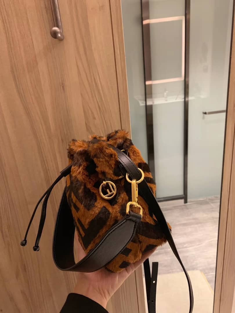 Sac seau en fourrure FF