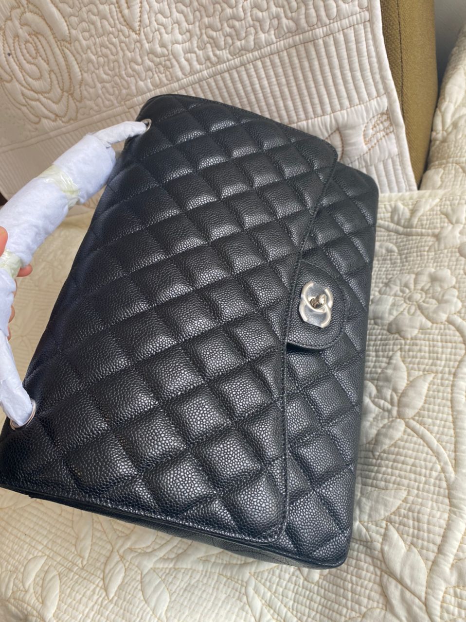 Bolso pequeño con solapa Cavier acolchado negro