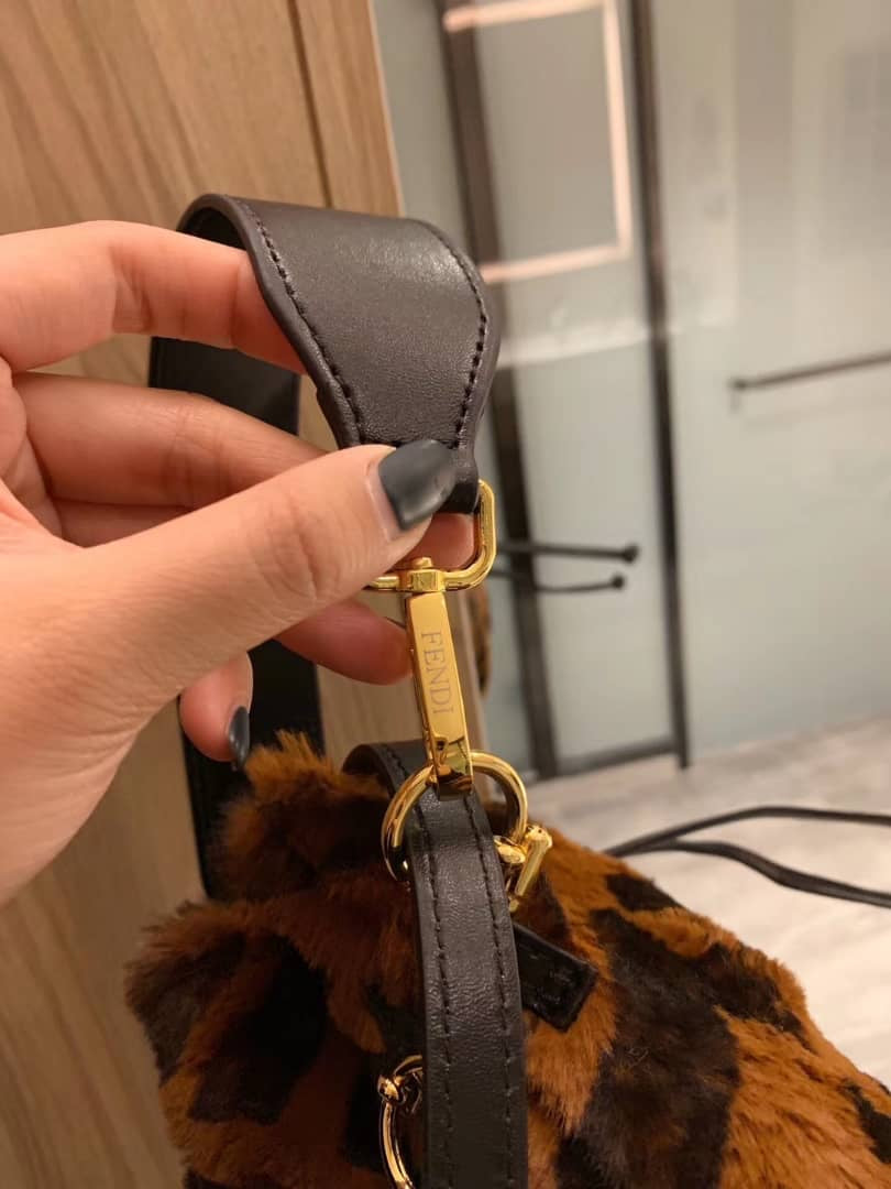 Sac seau en fourrure FF