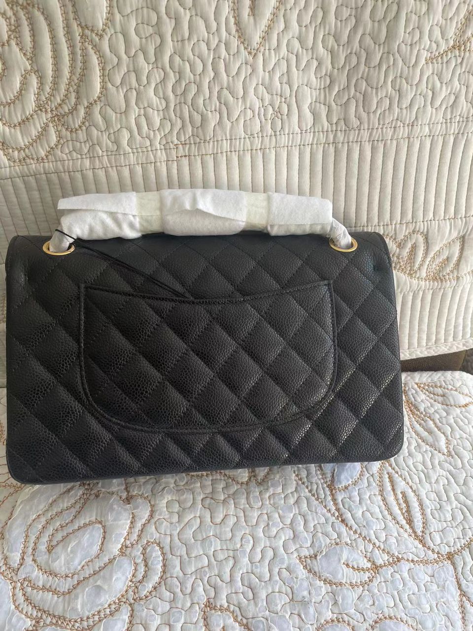 Bolso pequeño con solapa Cavier acolchado negro